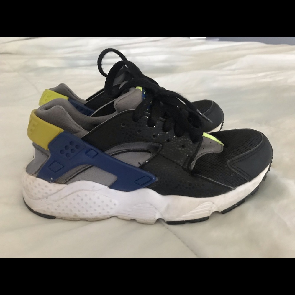 Nike sneakers size 4